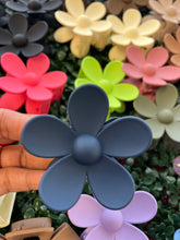 Load image into Gallery viewer, Large Flower Clips