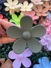 Load image into Gallery viewer, Large Flower Clips
